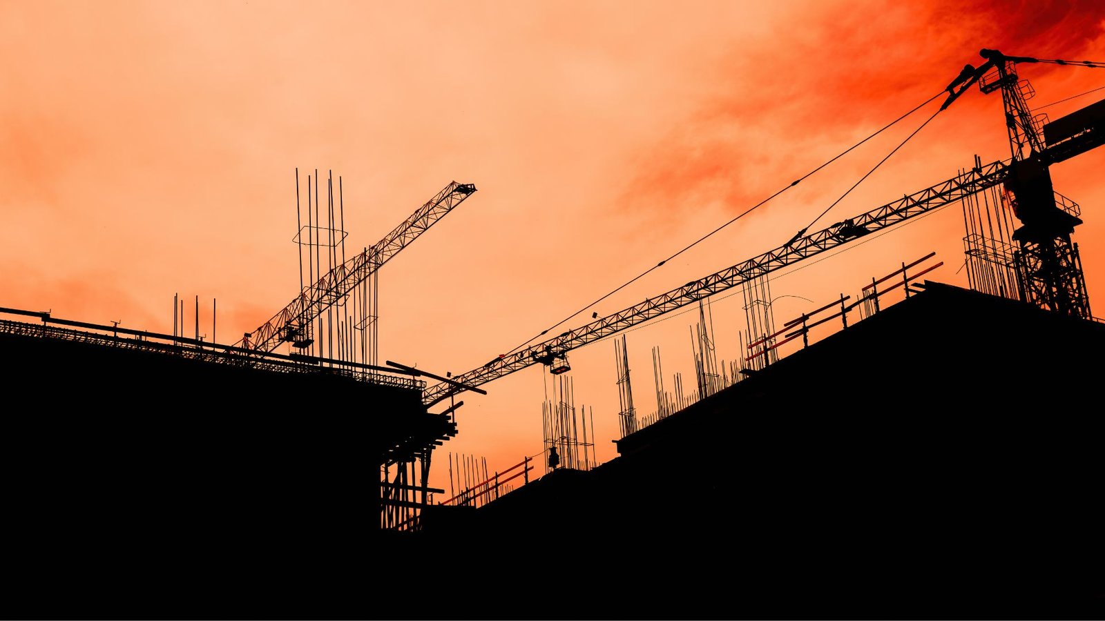 Obra de construcción con grúas